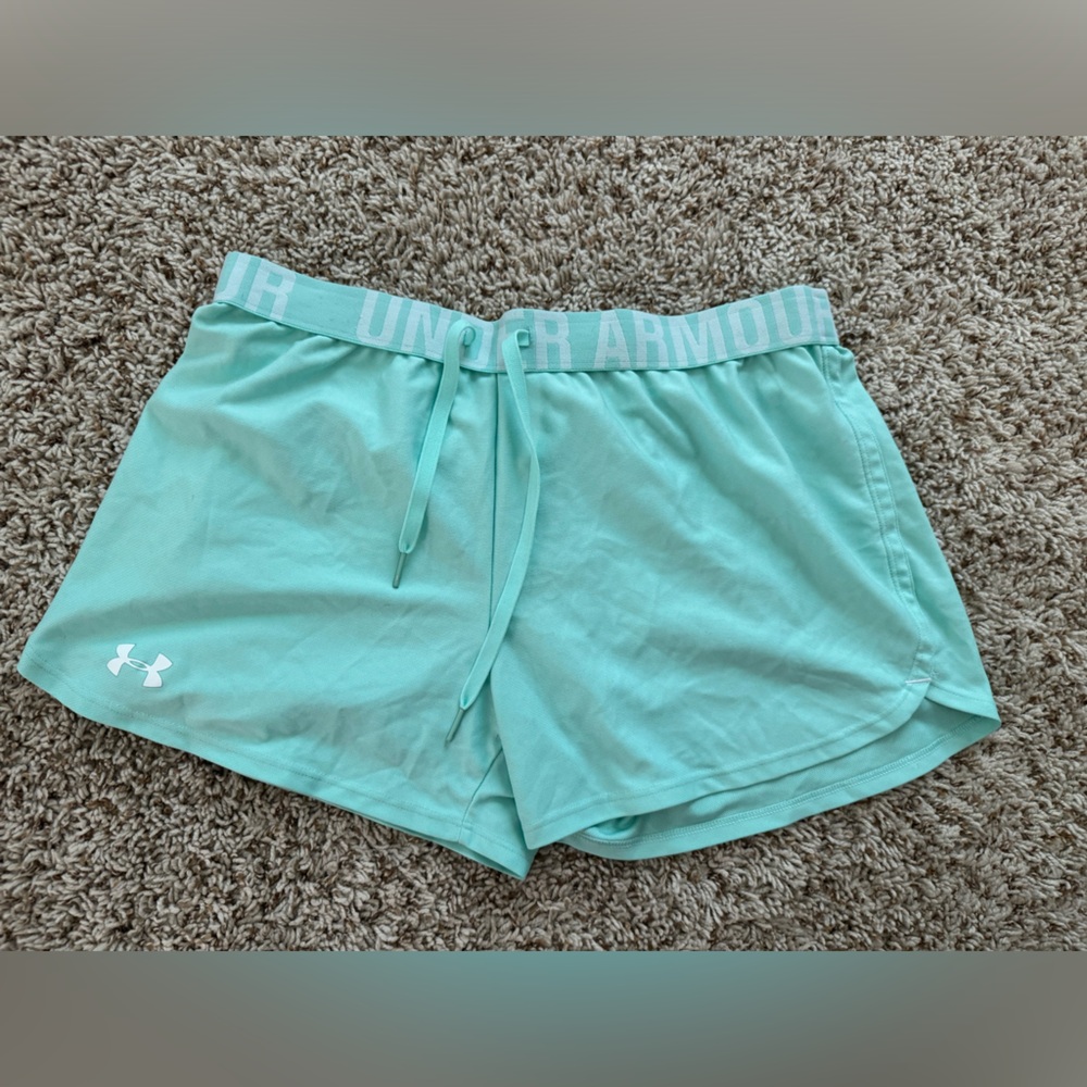 Women’s Under Armour Heat Gear Shorts- M